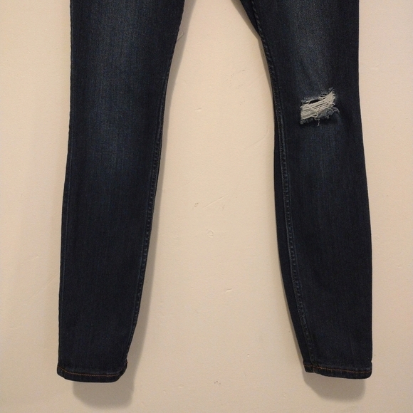 Hollister - 28x26 Distressed Low Rise Jean Legging - Picture 6 of 14